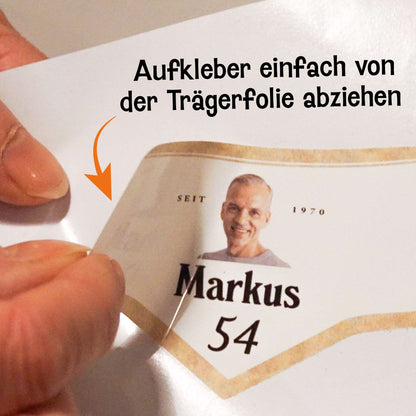 Personalisierter Bierflaschen Sticker wird von der Folie abgezogen als Beispiel für einfache Anwendung