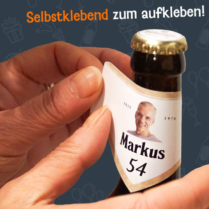Personalisierter Bierflaschen Sticker wird auf eine Flasche aufgeklebt als Beispiel für die Anwendung