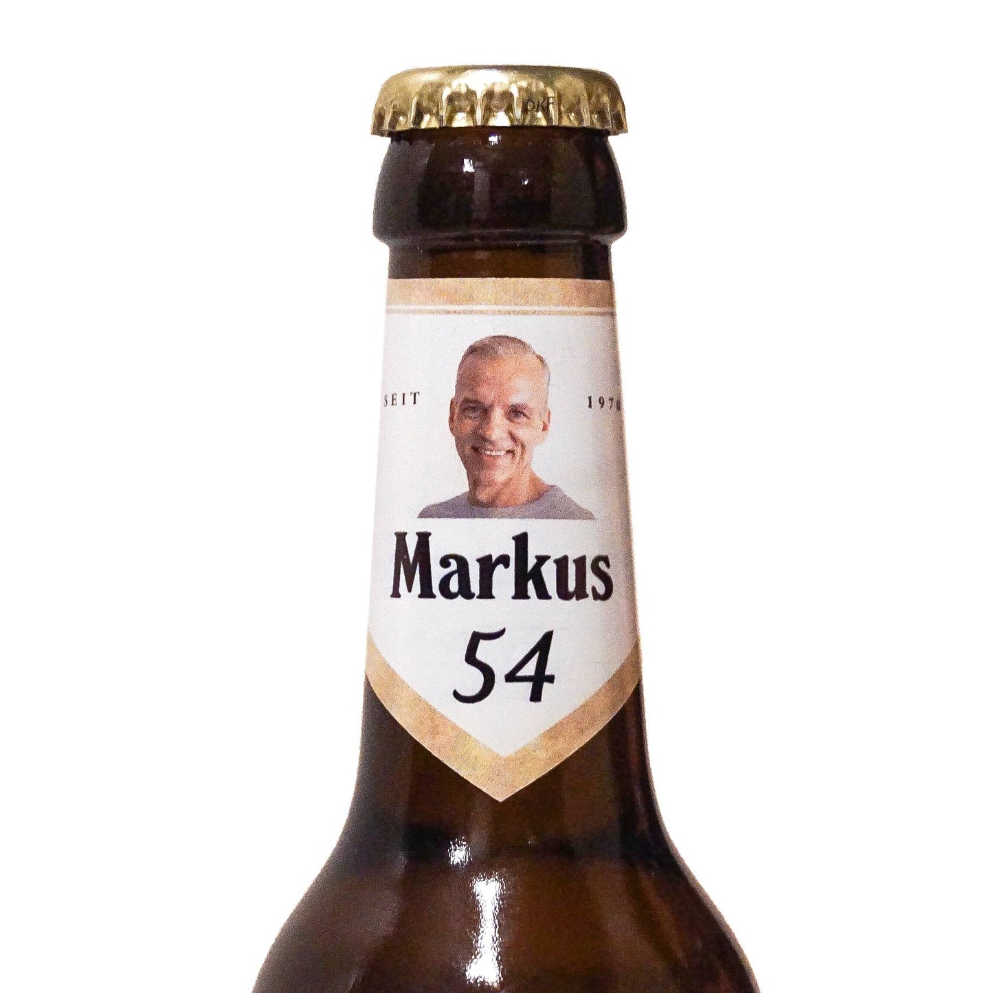 Personalisierter Bierflaschen Sticker am Flaschenhals als Teil eines individuellen Designs