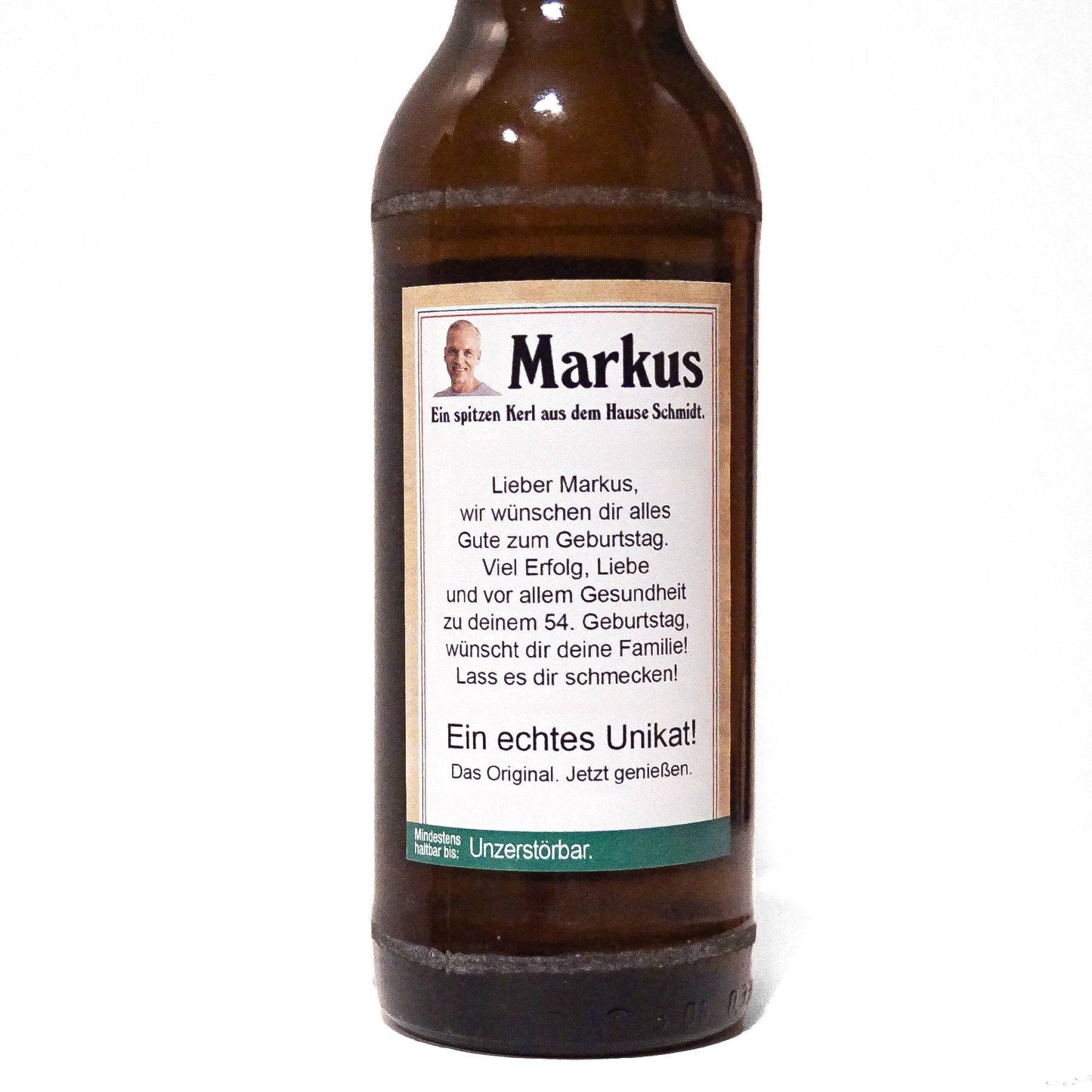 Rückseite einer Bierflasche mit personalisiertem Sticker als Teil eines individuellen Designs
