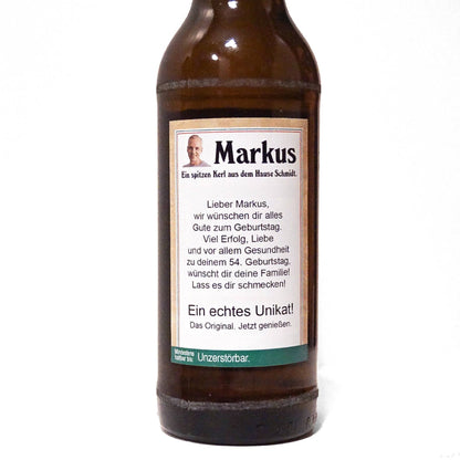 Rückseite einer Bierflasche mit personalisiertem Sticker als Teil eines individuellen Designs