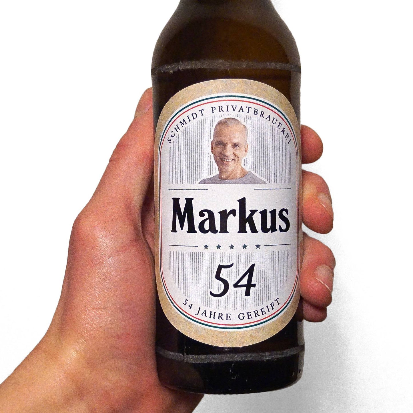 Vorderansicht einer Bierflasche mit aufgeklebtem personalisiertem Sticker als fertiges Beispiel