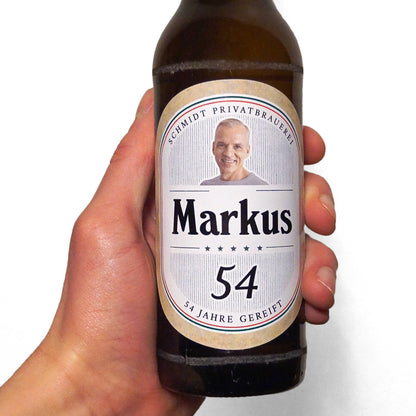 Vorderansicht einer Bierflasche mit aufgeklebtem personalisiertem Sticker als fertiges Beispiel
