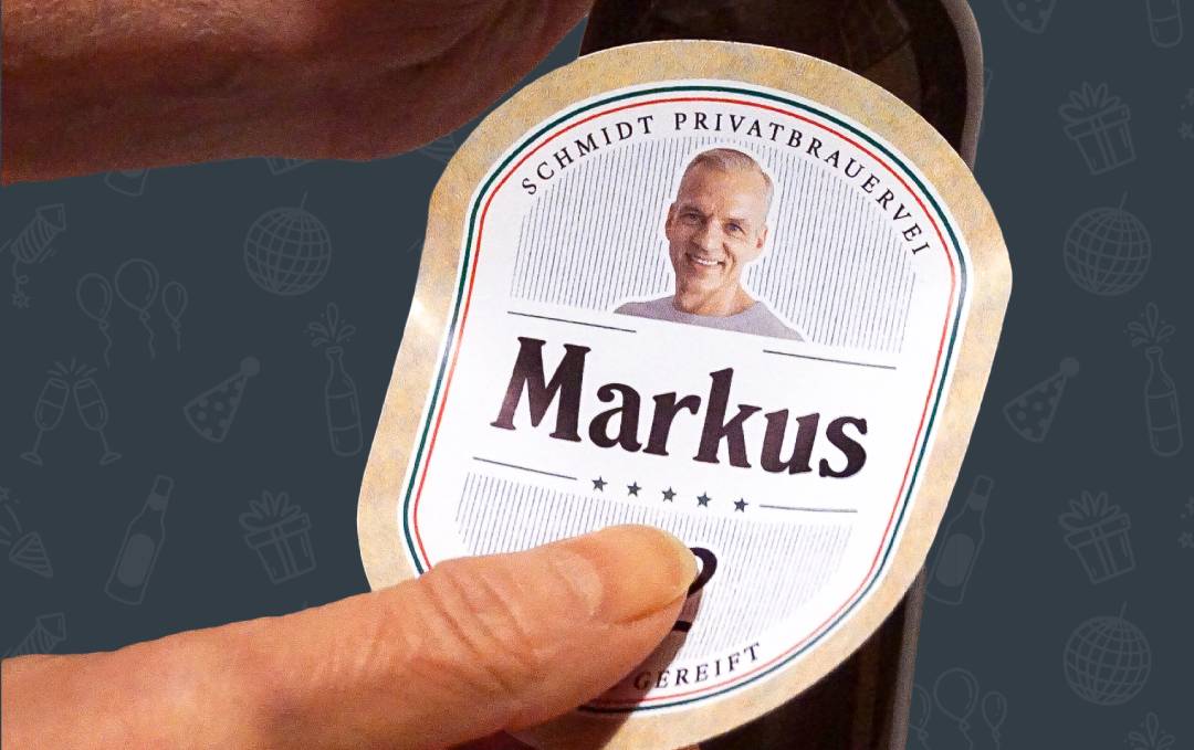 Anbringen eines personalisierten Bierflaschen Stickers als Beispiel für individuelles Design