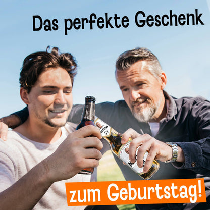 Vater und Sohn stoßen gemeinsam an, der Vater hält eine personalisierte Bierflasche mit Foto-Sticker als Geschenk